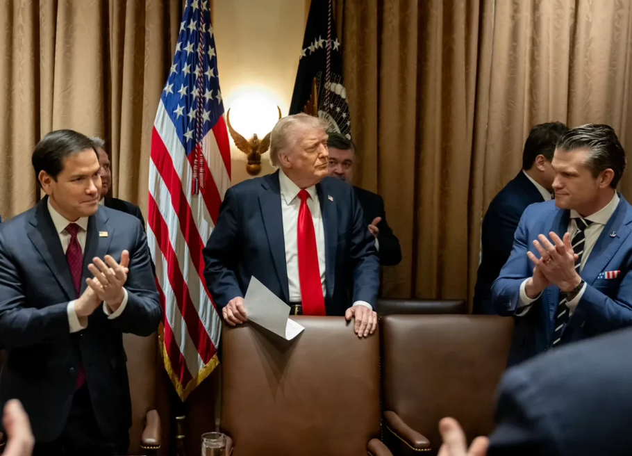 突发消息！美国总统特朗普在内阁会议上不仅毫不客气地指责欧盟一直在企图搞垮美国、削