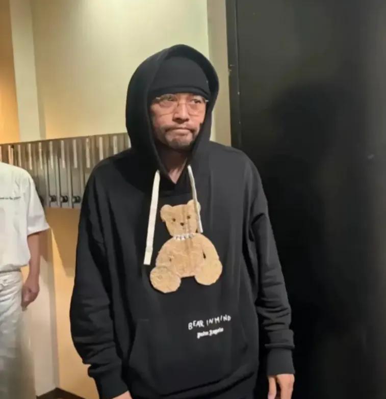 他身边的杜国璋（杜哥）是资深造型师，早年为台湾众多明星服务，后长期跟随周杰伦，二