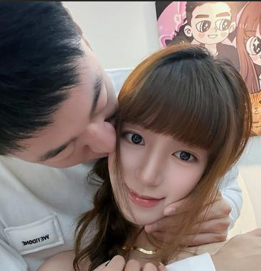 广东男篮球员王少杰晒出和女友的恩爱照，他写道：I said yessss！
这个