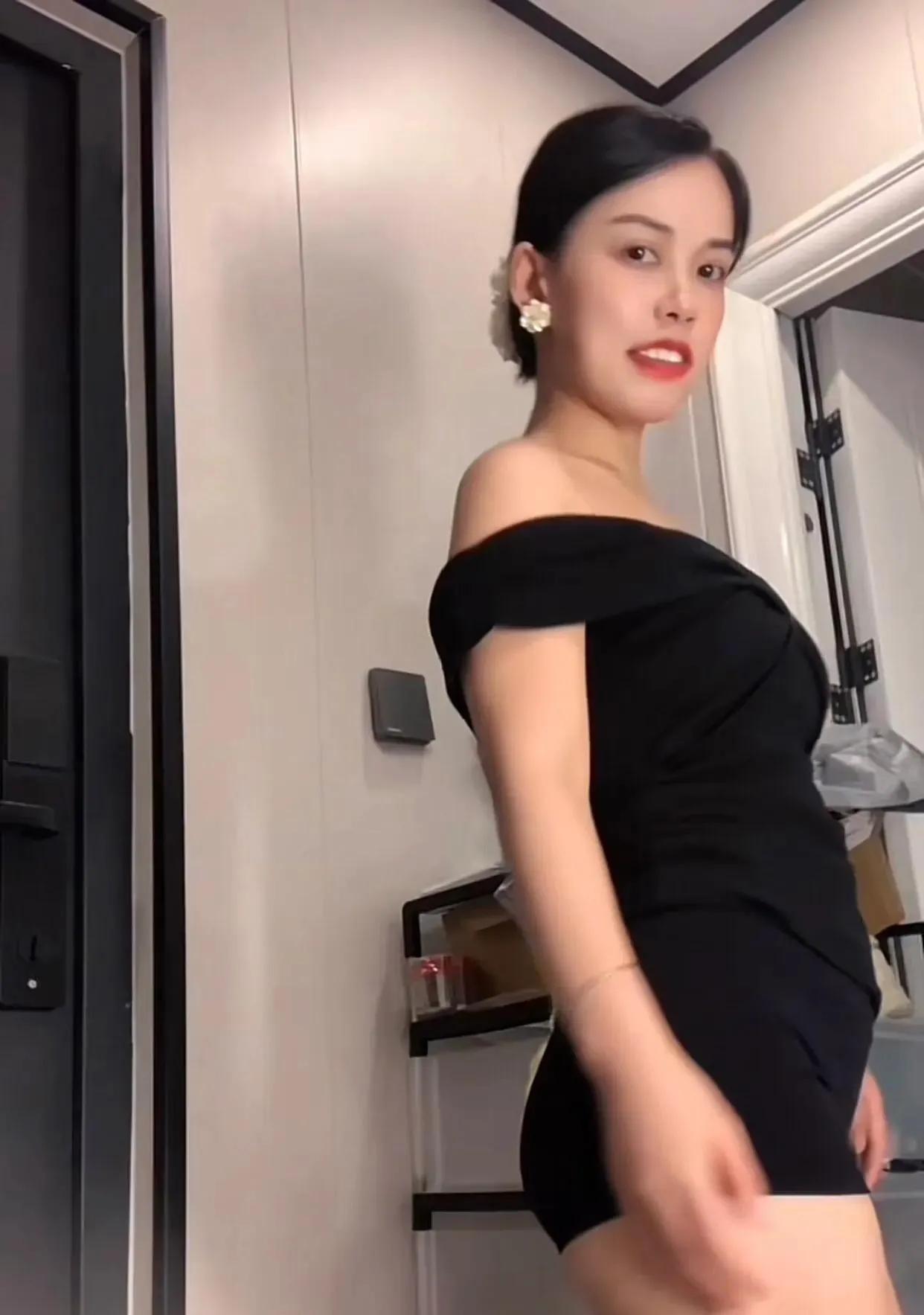 龅牙珍，也不是不可以。
我是不是审美出现问题了，她长得像龅牙珍，但是竟然越看越好