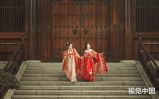 姐姐嫁给了京城中有名的变态，他已经连续杀了四任妻子，可我的姐姐却活了下来......