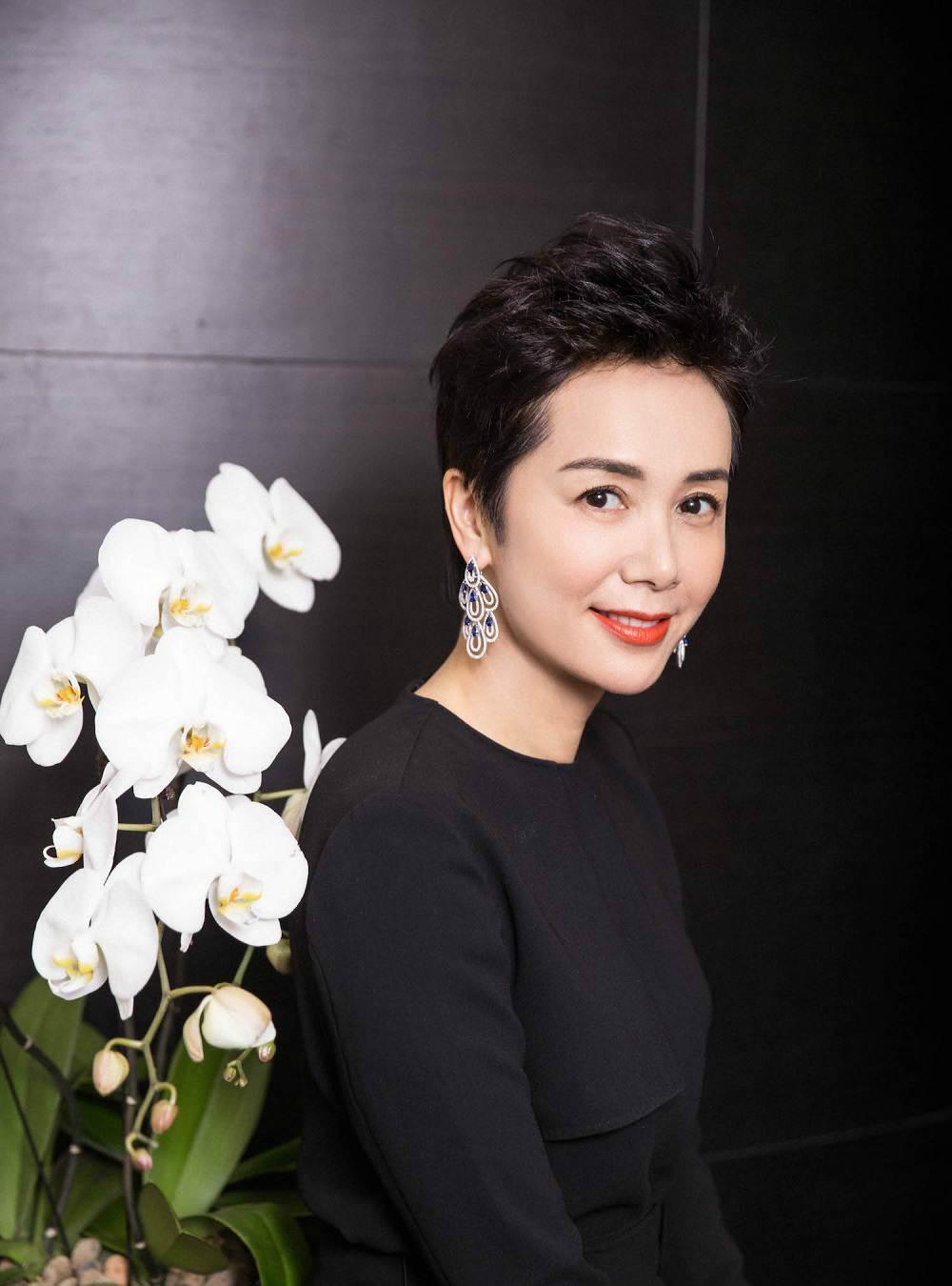 捏造演员蒋雯丽包养大学生的博主二审败诉，维持一审判决。造谣博主在其账号连续10天