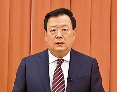 “向美国跪地求饶换和平，很幼稚！”港澳办主任夏宝龙呼吁道，他还说“出卖国家利益，