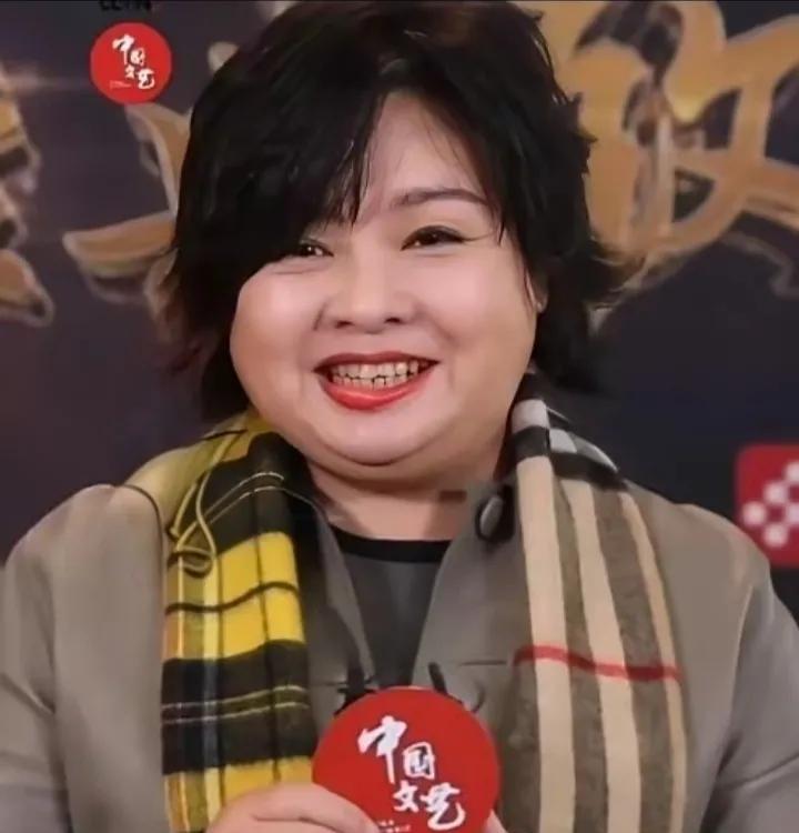 家人们，看着眼熟不？
当年唱《山路十八弯》的那个小姑娘，青春且可爱，满是灵气。好