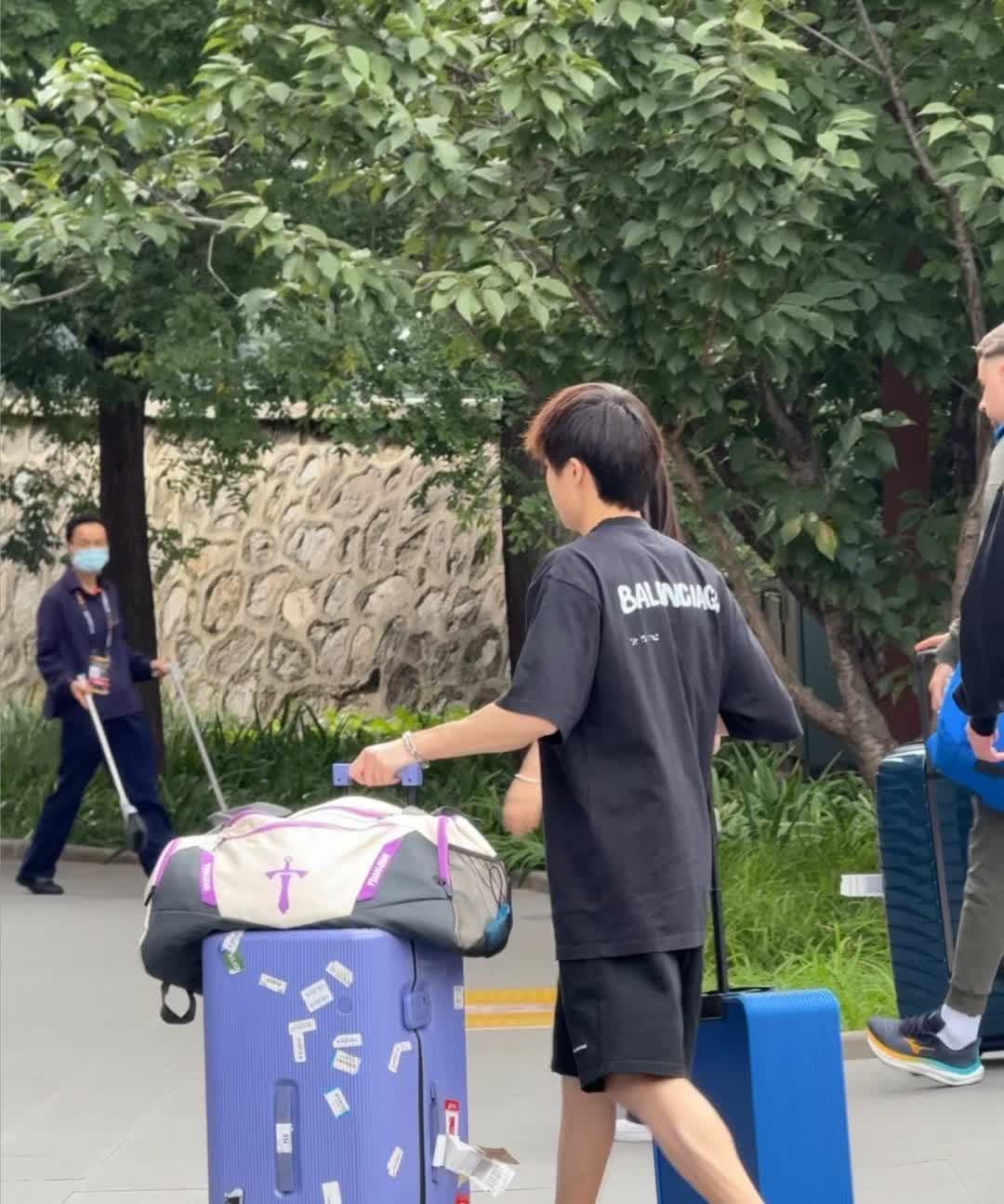 林高远没回广东，直接飞北京，早上七点半就进了威海训练馆。
没人说他为啥走，但教