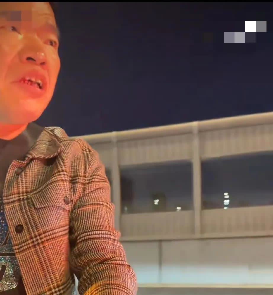 高架上，女孩开车被网约车轻微追尾，网约车司机表示赔50元，女孩不同意，双方叫了交