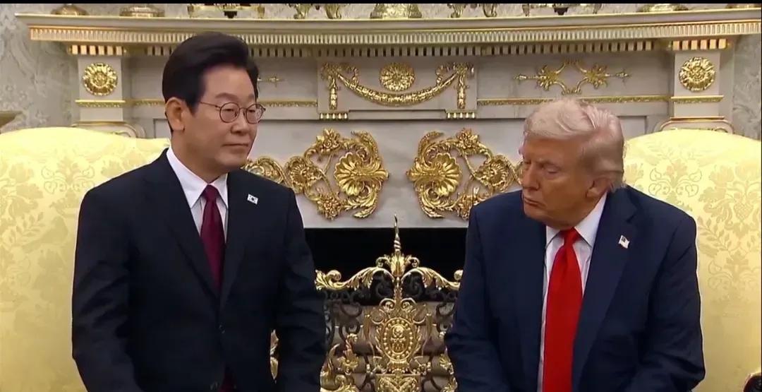 韩国总统李在明访问美国，归纳起来就是全程比较紧张、谨慎。
一是李在明的坐姿，表情