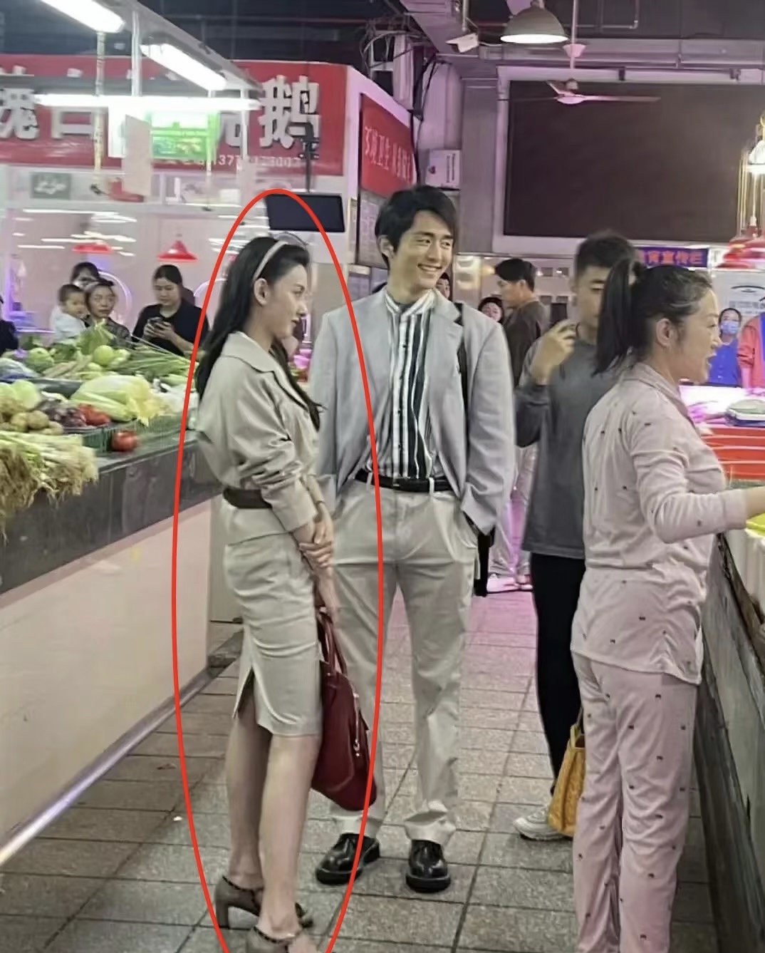 我去！她现在怎么长这样？
线下也好美啊，头发又多又密，好有气质
