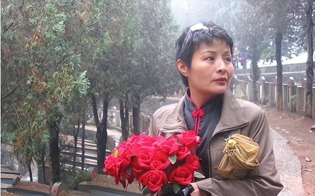 2004年清明节，麻栗坡烈士陵园里上演了令人震撼的一幕：一名女子在957座烈士墓