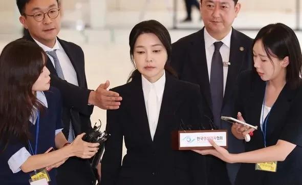 《韩民族日报》8月8日社论：金建希否认，尹锡悦拒捕——难道真是按剧本行动？ 
负