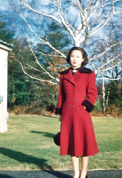 1949年，杨振宁夫人杜致礼在美国留影。那时还没结婚，但看那不凡气度，不愧是将门