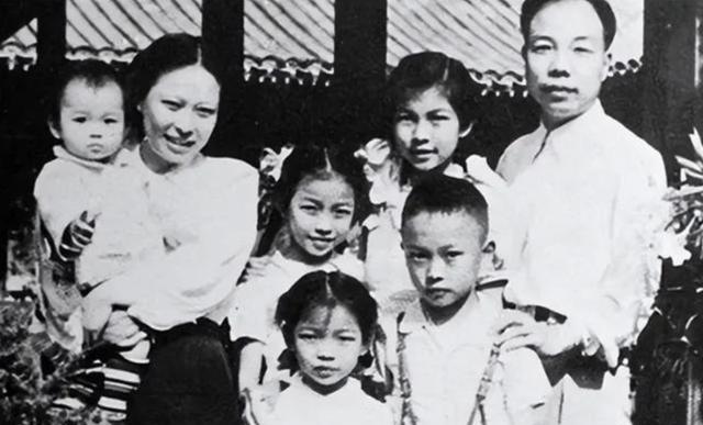 1958年，原空军政委回乡探亲，请当地政府寻找失散多年的亲妹妹。妹妹被找到后，跟