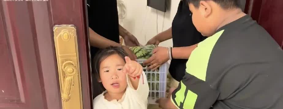 李佳给灵洋准备了一筐西瓜，让他带回去，阿杜突然冒出来一句话说，这瓜是咱卖的。
