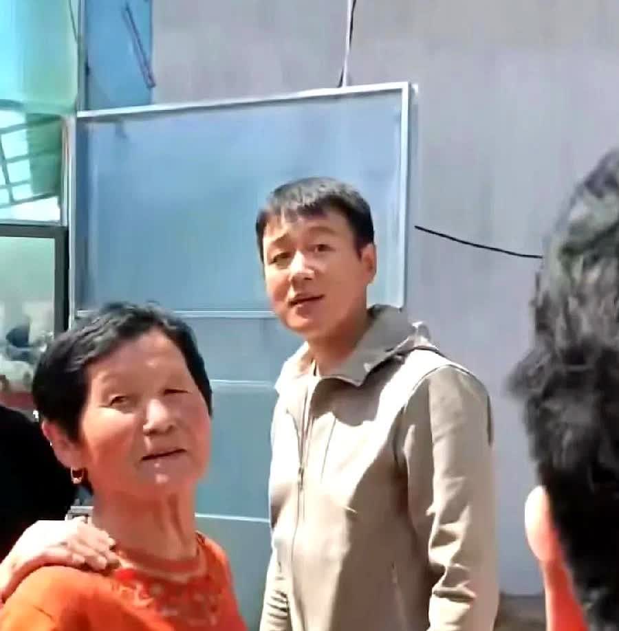 佟大为回本溪农村老家，拍完照东张西望，问乡亲们：“我二大爷呢，我给二大爷打个招呼