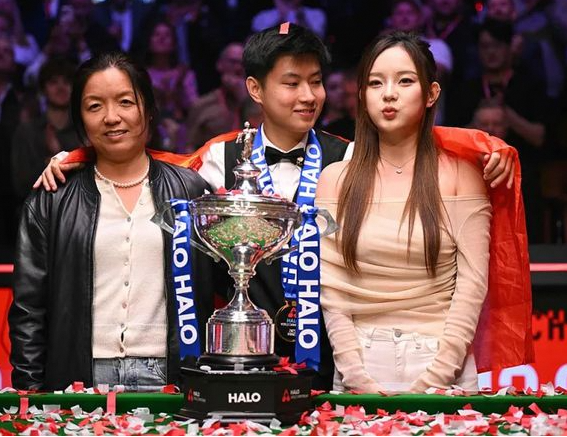从禁赛低谷到夺冠!赵心童捧483万奖金，女友颜值高被赞金童玉女