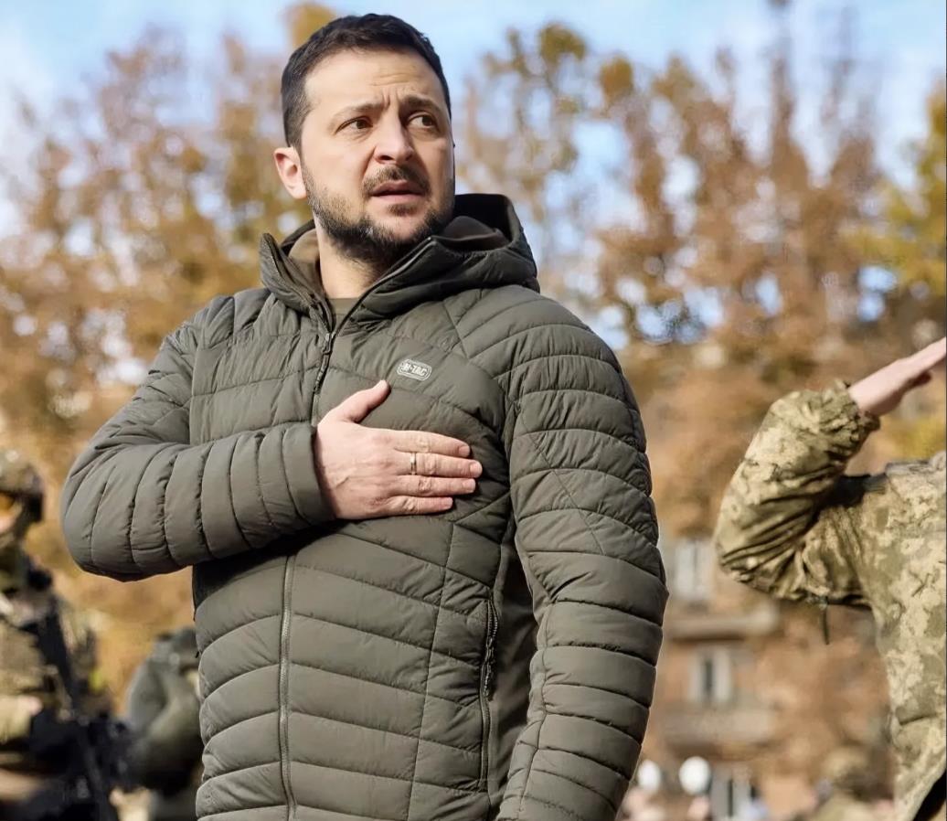 天塌了，泽连斯基没武器了
就在刚刚，美国白宫以及国防部证实，美国全面暂停对乌克兰