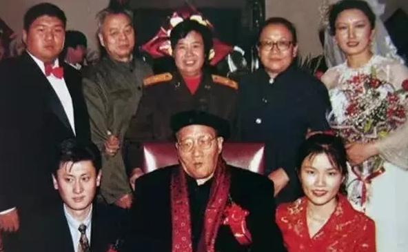 1997年12月7日，毛新宇和郝明莉在北京举行了一场盛大的婚礼，有300多位革命