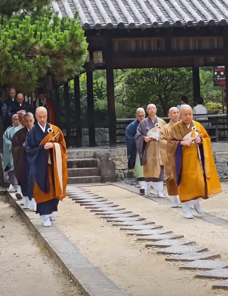 日本和尚的服饰还保留了明朝、宋朝的服饰造型，像是从古代小说里走出来的人物一样。相