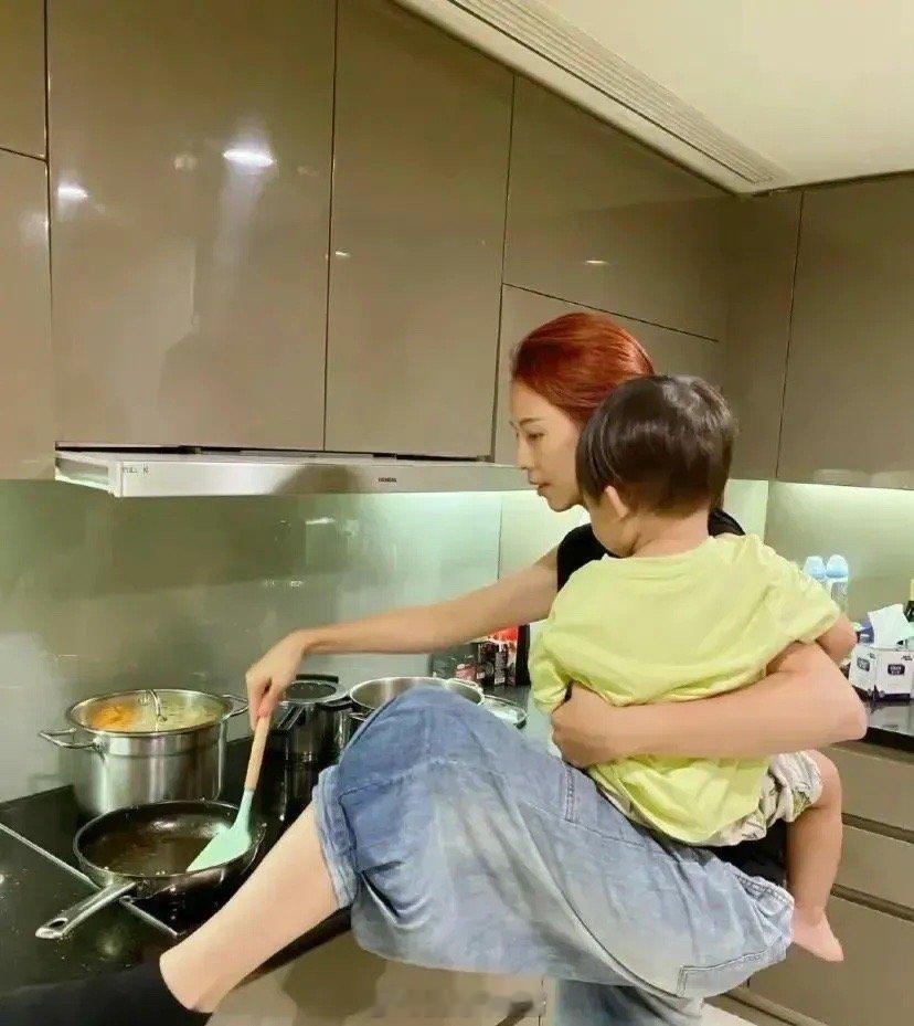 谁能理解蔡少芬为什么这个姿势做饭