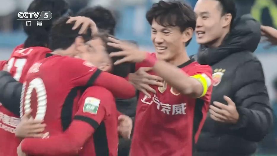 忍不住！上港远征军现场拉出三连冠横幅，球迷：我们铸造王朝