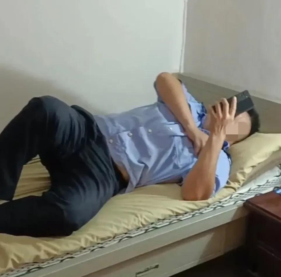 保安一个月两三千块钱的收入确实不多、但是工资低，工作肯定不会太累。上班就是让你坐