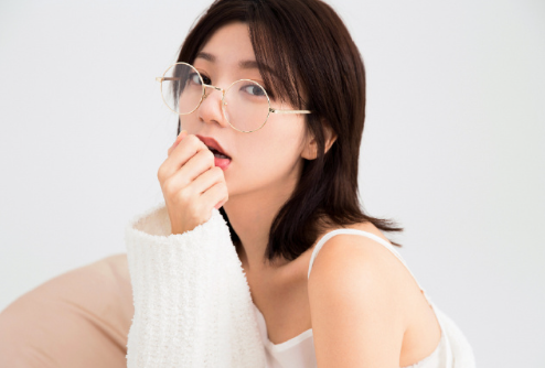 郭雪芙的短发白色吊带裙，柔美靓丽