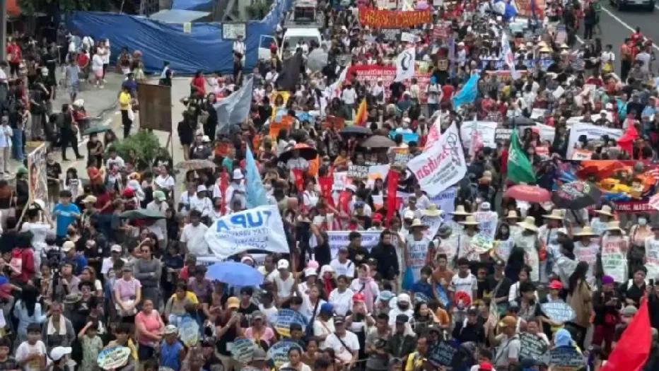 菲律宾民众开始游行示威了，菲律宾总统马科斯在美国访问，没有给菲律宾带来任何利益，