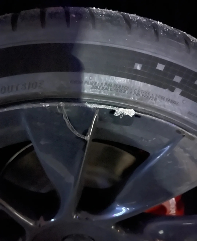 特斯拉modelY20寸轮毂看过来
提醒买特斯拉的朋友千万千万千万要注意
就是2