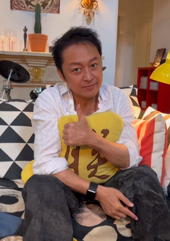 马景涛发作品，搂着带“朕”字的抱枕坐在沙发上，看起来已无大碍，状态很好！他跟大家