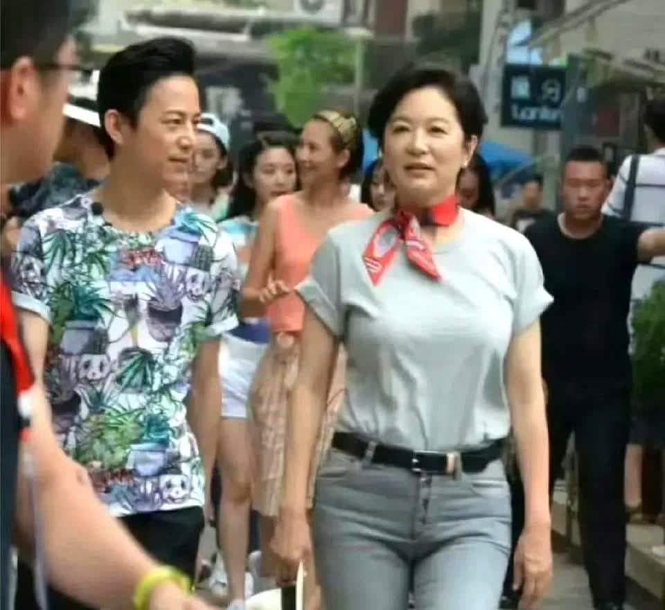 这是最近路人拍到的何炅和林青霞路边照。

照片上的何炅今年已经50岁了，林青