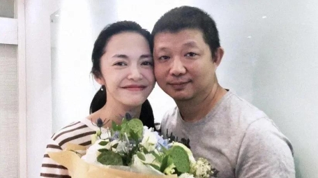 2014年 ，姚晨刚和曹郁结婚2年，在家收拾东西，突然发现，衣柜里有一张的存折，