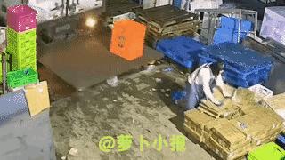 惊魂一刻！幸亏是一堆纸板！就在货车倒车将女人撞倒压住那一刻，身下的纸板也被顶得移