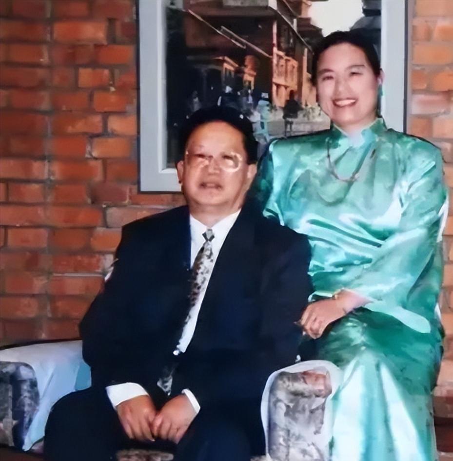 2005年，中国驻尼泊尔大使馆的外交官朱敏才退休后，瞒着子女们，偷偷带着妻子离开