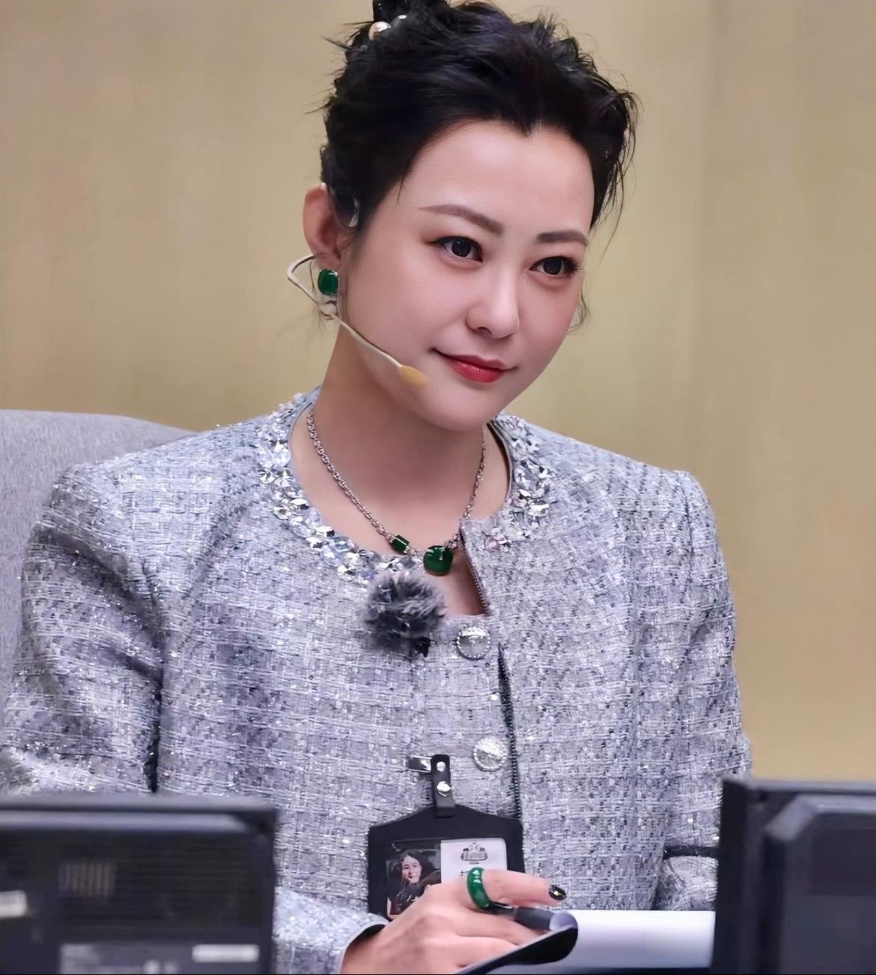 郝蕾啊，
你可长点心吧，
说观众会审美疲劳的是你，现在处处综艺都有的也是你，到处