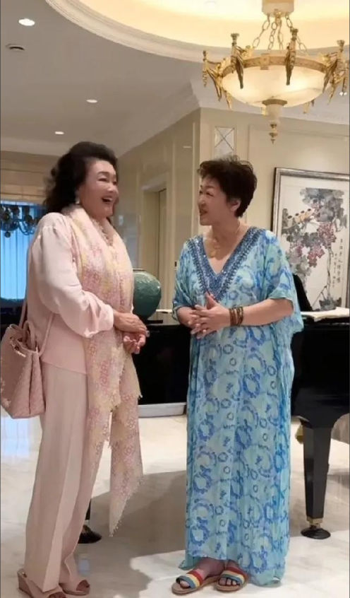 5月30日，张兰刚下飞机就到赵行长家去了，与赵行长商议，二人一同做一名时尚博主。