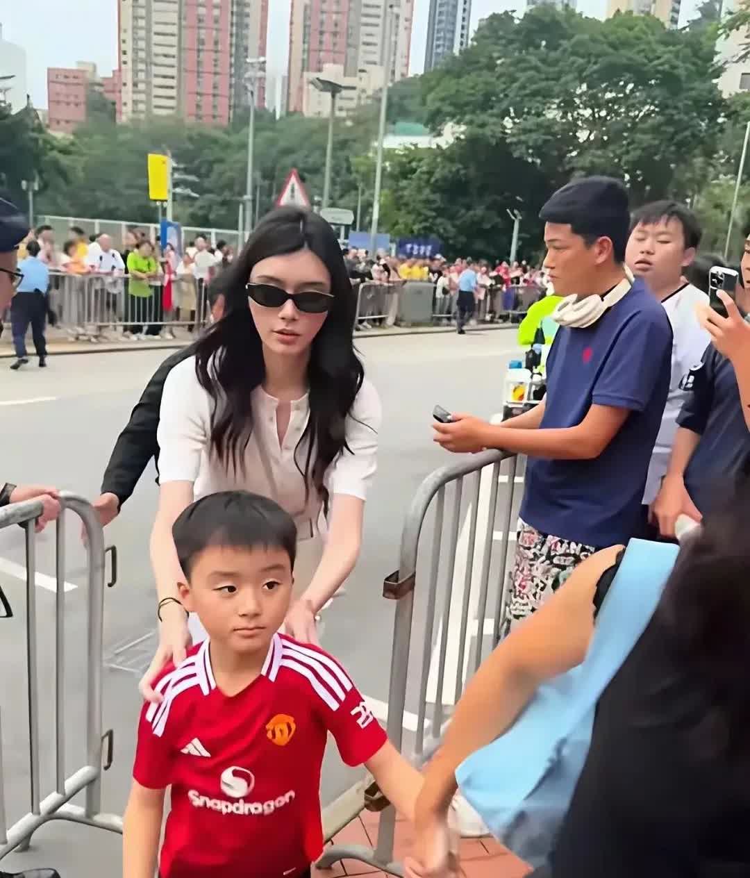 艾玛！[捂脸]这就是传说中的四房长孙？赌王那无与伦比的高贵颜值到了这带是丝毫不带