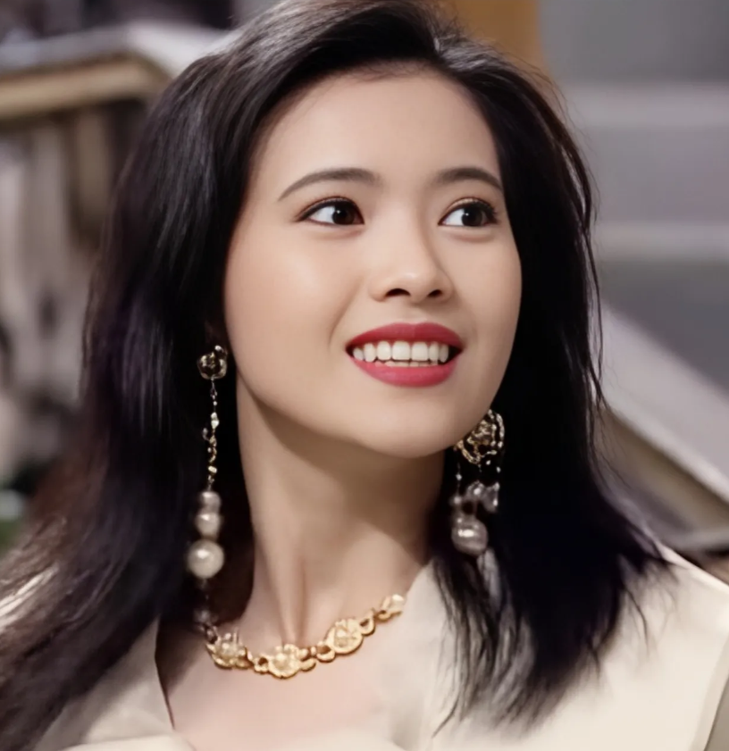 蓝洁瑛明明比关之琳美，可有些人硬说关之琳是香港第一美女。虽然关之琳是很美，但是我