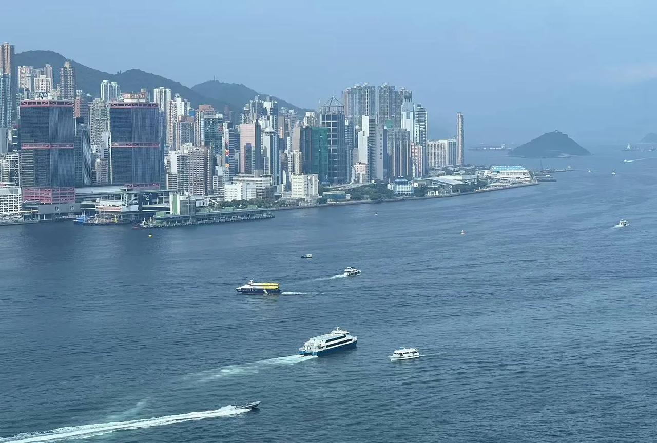 以我走遍全国各地的经历来看，国内城市基建水平前十五名的城市，排行如下：
1香港。