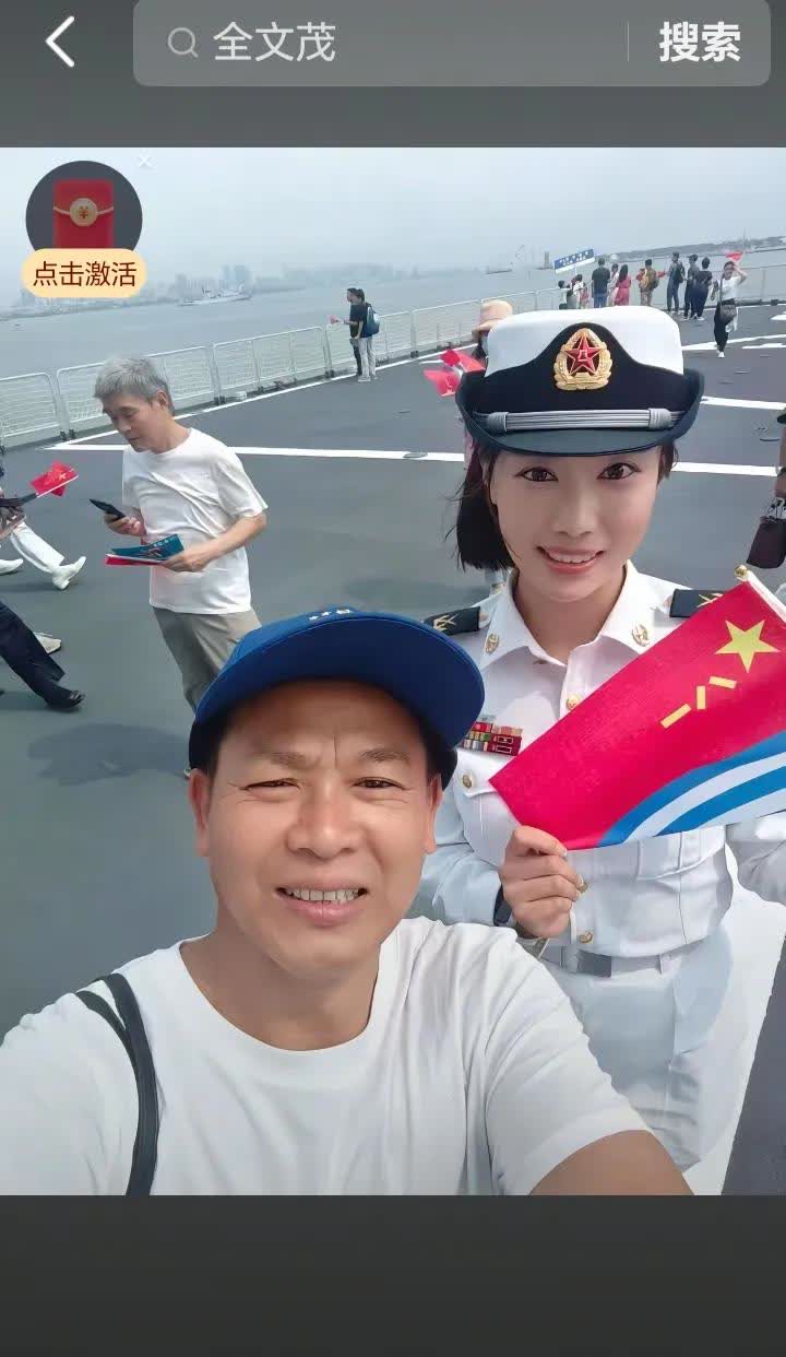 全红婵的爸爸今天出去玩，没想到还和一个海军的美女合照。可能太崇拜全红婵，所以也崇
