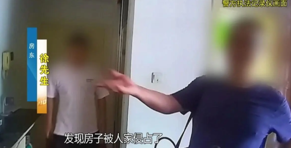 上海，男子在外地上班几个月后回家，发现家中居然住着一陌生人，对方称是男子妻子把房