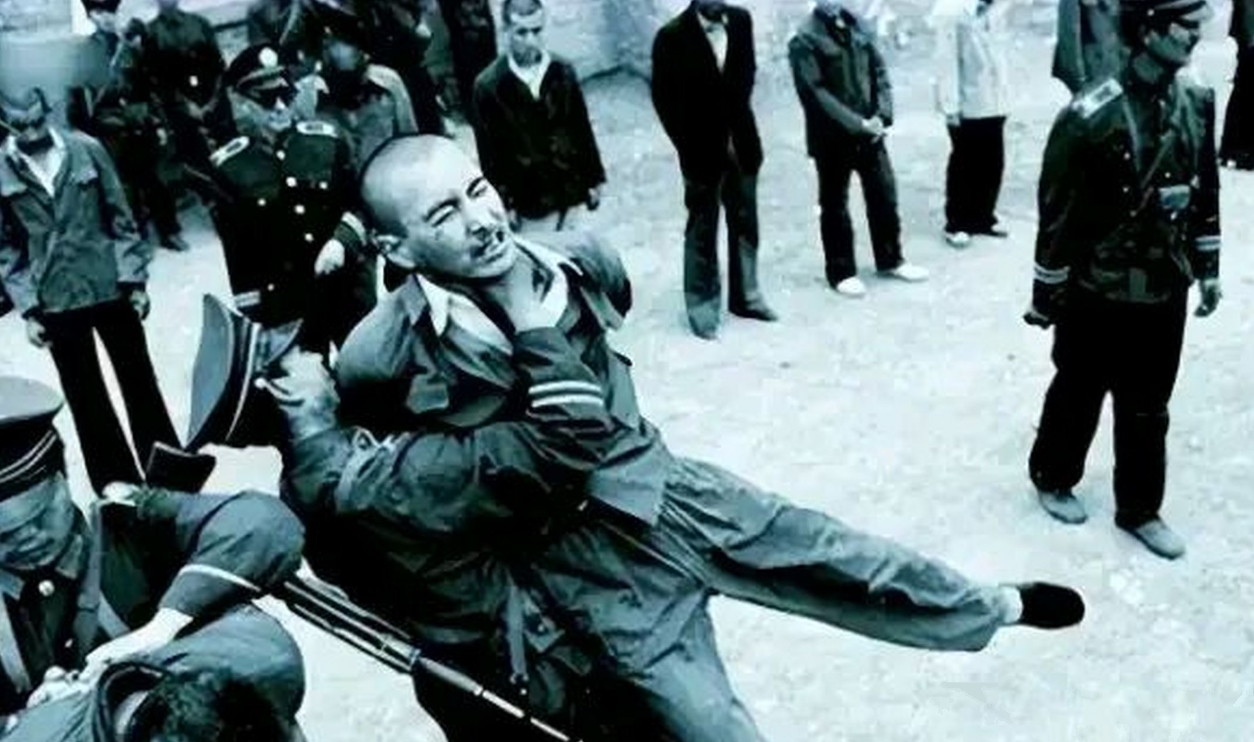 1985 年，山西某山坡刑场上，武警举枪待发。突然，死刑犯王彦青声嘶力竭哭喊：“
