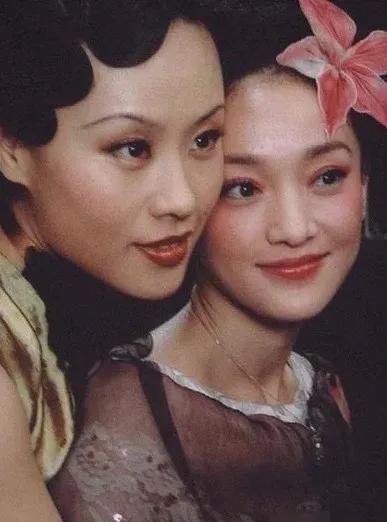 周迅年轻时可真灵动，旁边的是谁呀？也很有韵味。#周迅#