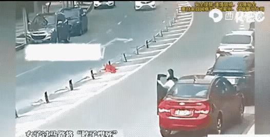 一辆红车在路边停下，一位裙带飘飘的美女从车上下来，抬脚要去路对面。
美女眼睛只看