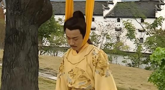 1644年，崇祯皇帝在煤山吊死后，尸体被人裹进破草席扔进浅坑，谁都以为他这一死就