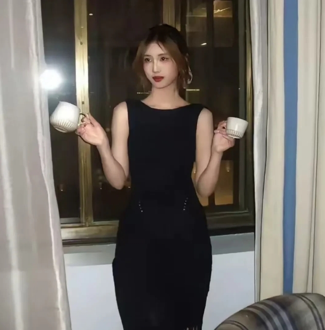 冯小刚的19岁养女徐朵看起来成长得很不错。看到她在美国生日聚会的照片，场景温馨又