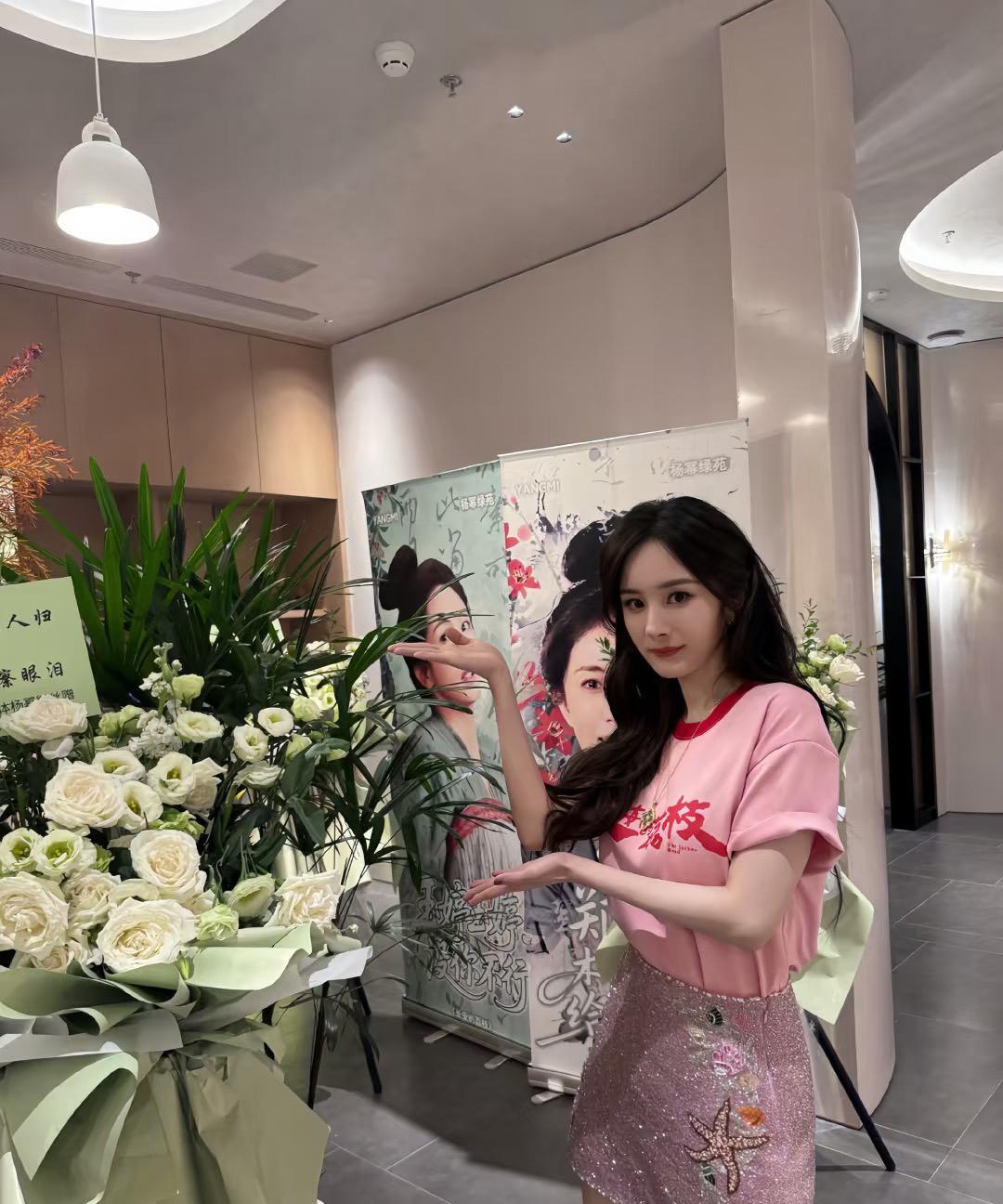 39岁的杨幂，这美少女感，太nice了
近日，杨幂参加活动美照，粉色系搭配真的好