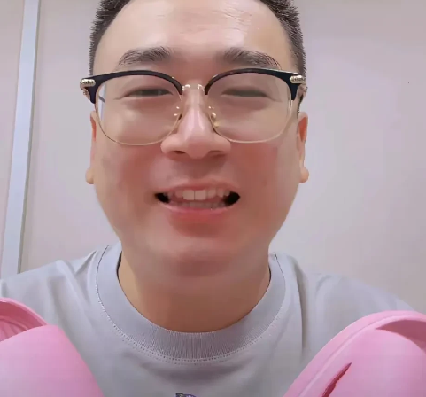 云昊这个活宝说话很风趣，他说杜粉一姐千骨想对他偶遇碰瓷。在626会场那天，千骨躲