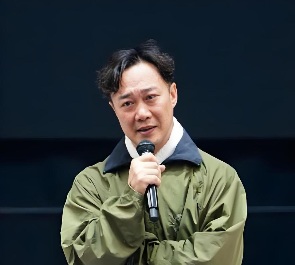 现在全网压力最大的人，
就是陈奕迅吧，
不是因为他被传去“S”，而是因为他被网友