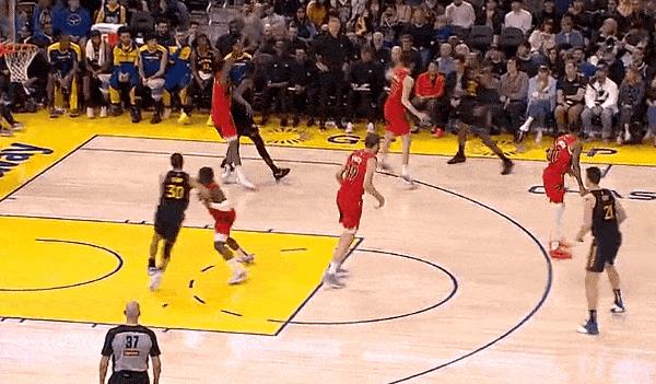 库中锋！库里篮下接球强打完成2+1！
在今天NBA常规赛勇士主场迎战猛龙的第三节