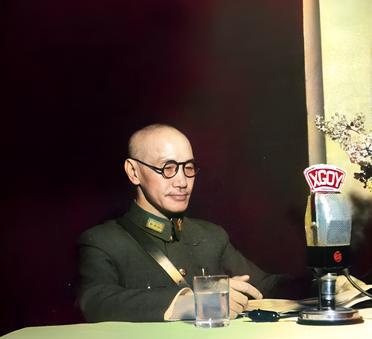 这张照片拍摄于1945年9月。蒋中正身穿特级上将军装在重庆向全世界宣布中国人民取